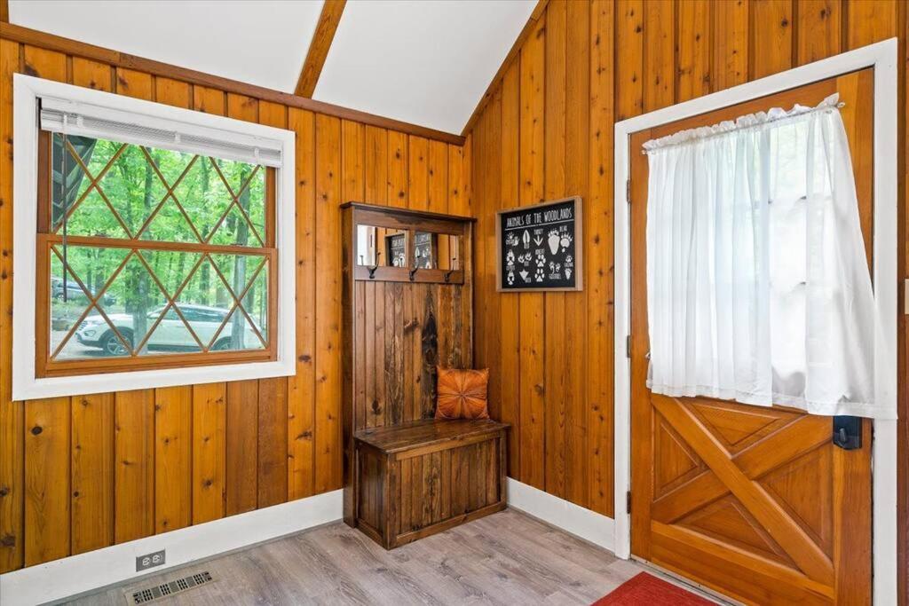The Gingerbread House: 4 Bedroom Chalet, W/ Sunroom/Deck, Sleeps 12, Modern Amenities McGaheysville المظهر الخارجي الصورة