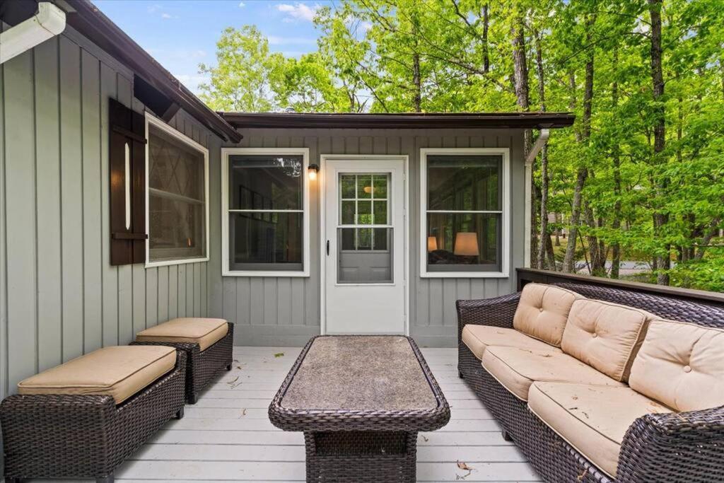 The Gingerbread House: 4 Bedroom Chalet, W/ Sunroom/Deck, Sleeps 12, Modern Amenities McGaheysville المظهر الخارجي الصورة