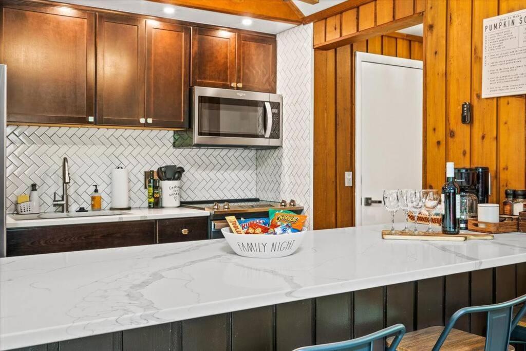 The Gingerbread House: 4 Bedroom Chalet, W/ Sunroom/Deck, Sleeps 12, Modern Amenities McGaheysville المظهر الخارجي الصورة