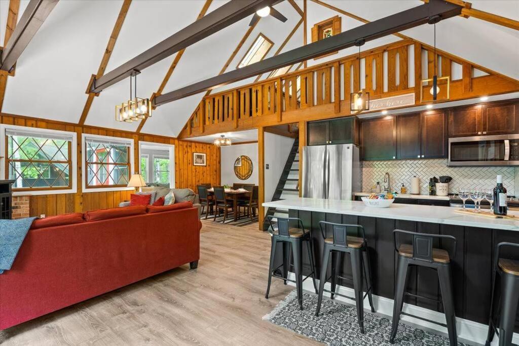 The Gingerbread House: 4 Bedroom Chalet, W/ Sunroom/Deck, Sleeps 12, Modern Amenities McGaheysville المظهر الخارجي الصورة