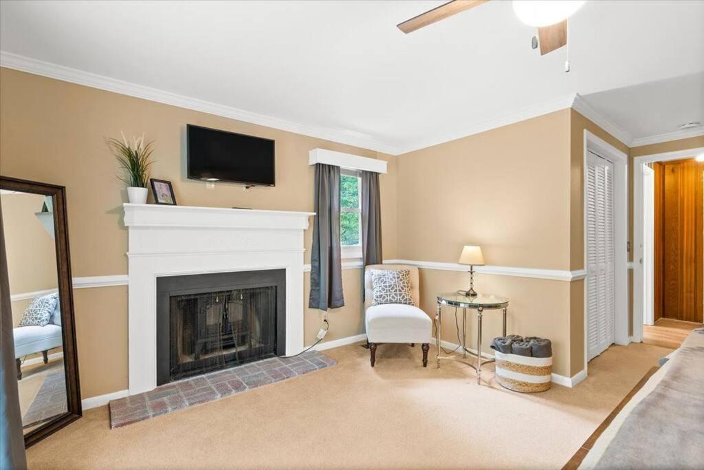 The Gingerbread House: 4 Bedroom Chalet, W/ Sunroom/Deck, Sleeps 12, Modern Amenities McGaheysville المظهر الخارجي الصورة
